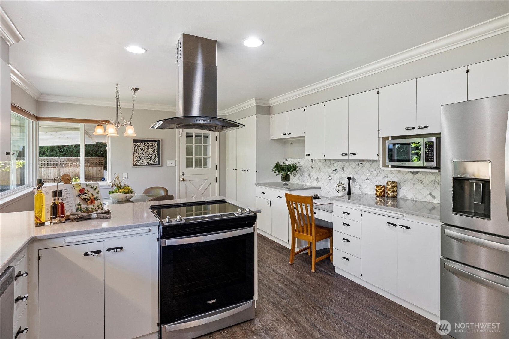 Bright & gorgeous Kitchen!