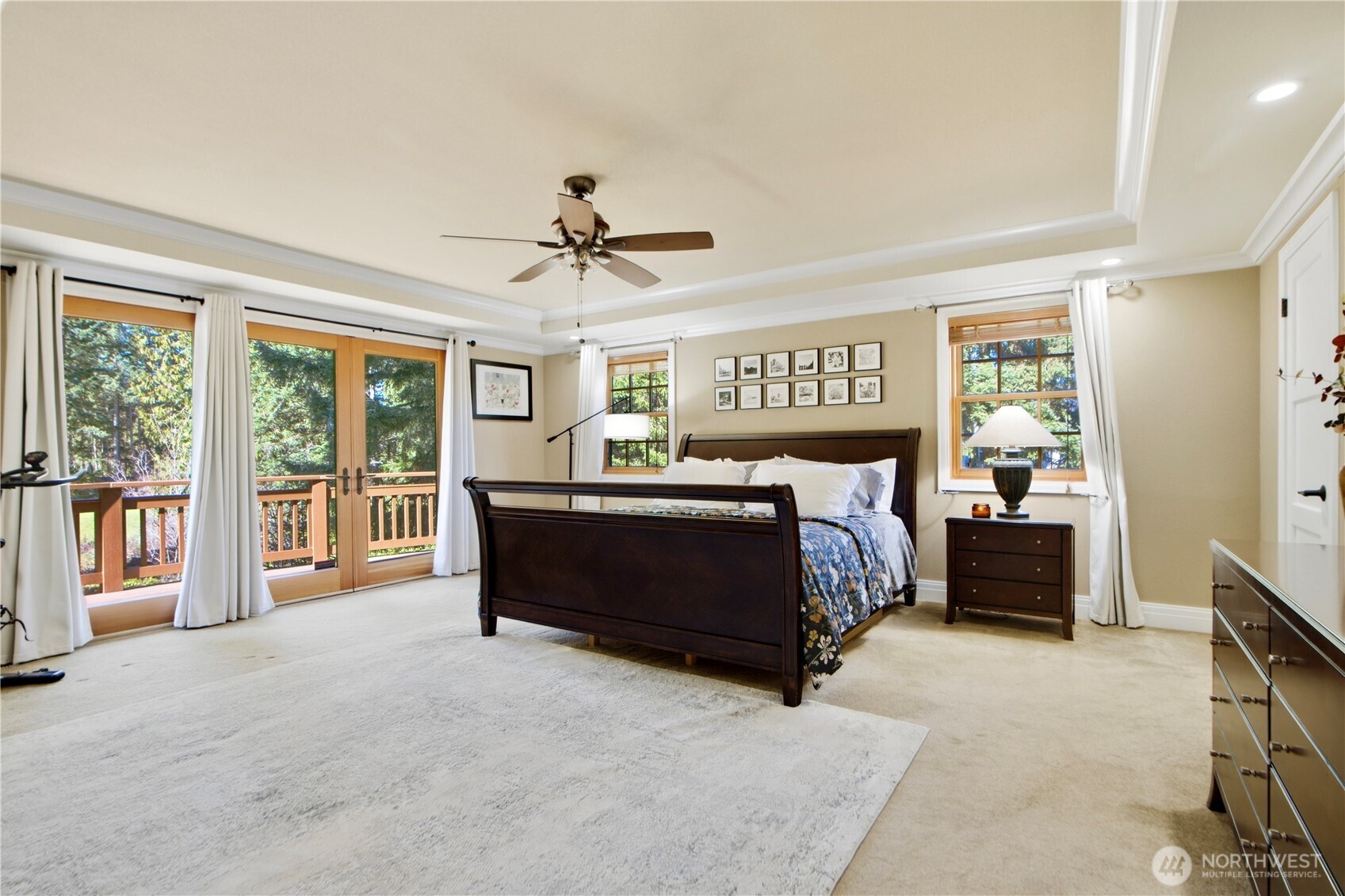 OVERSIZED BEDROOM WITH DOUBLE CLOSET