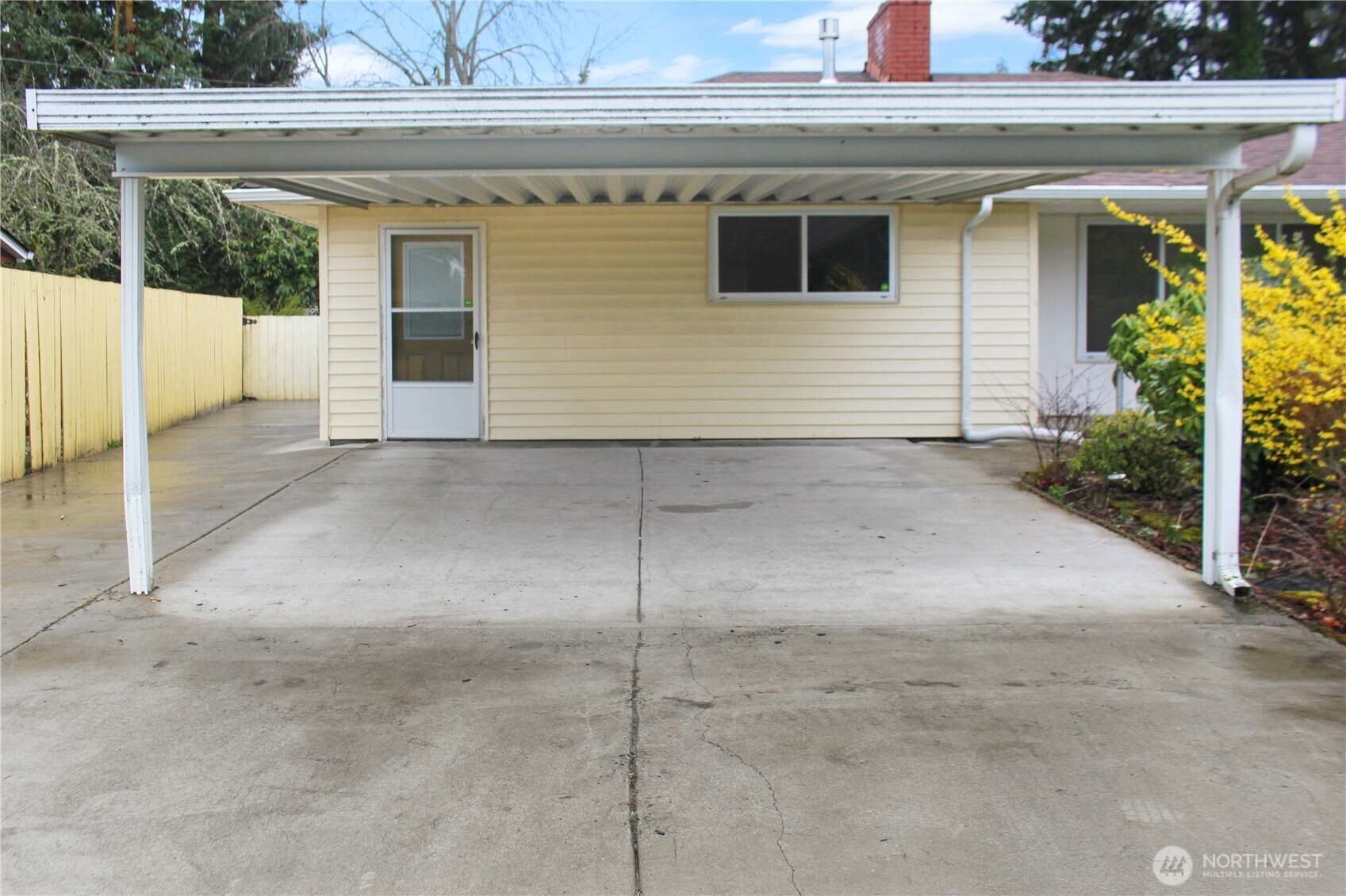 carport in front