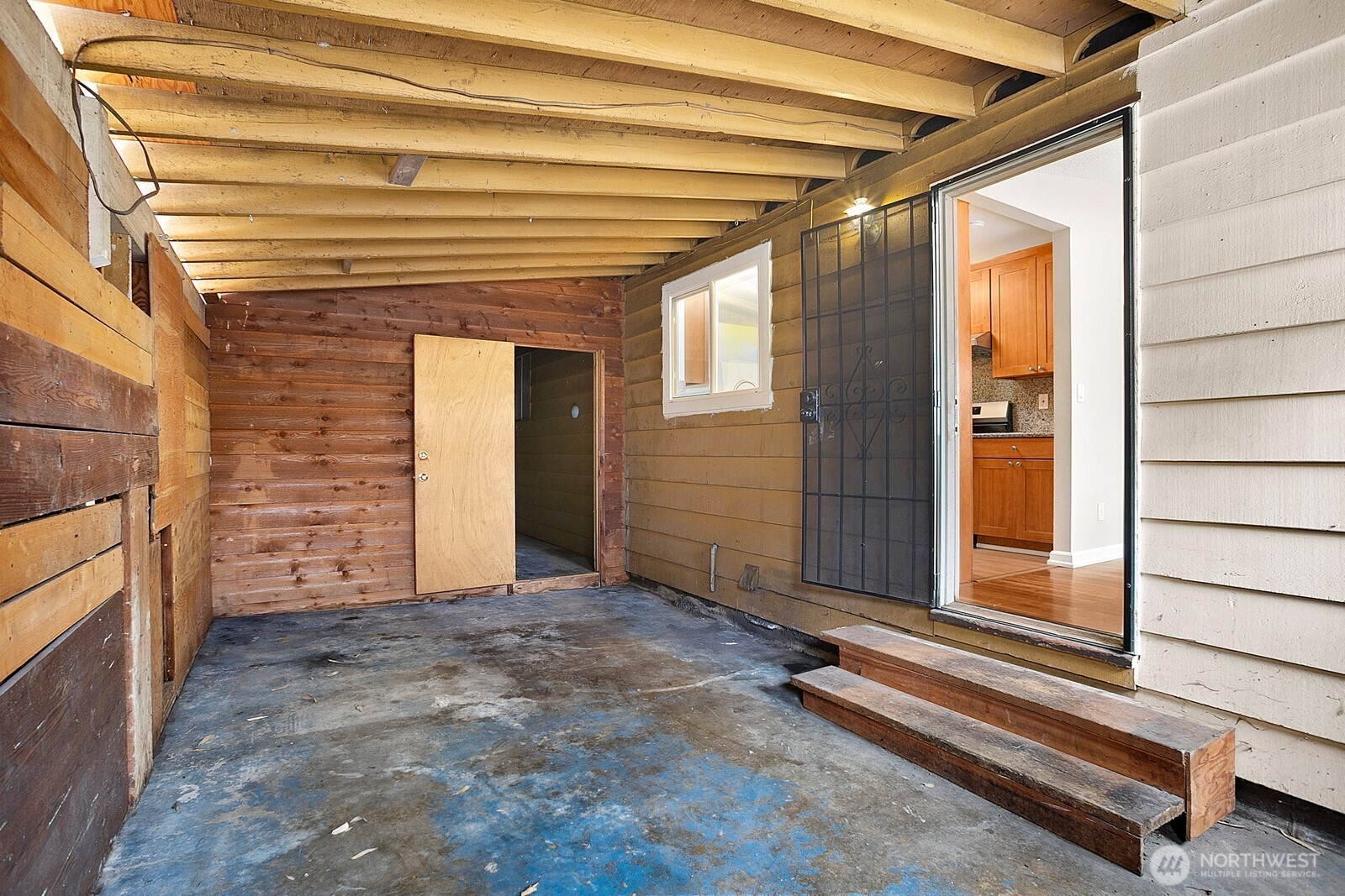 Attached/enclosed carport