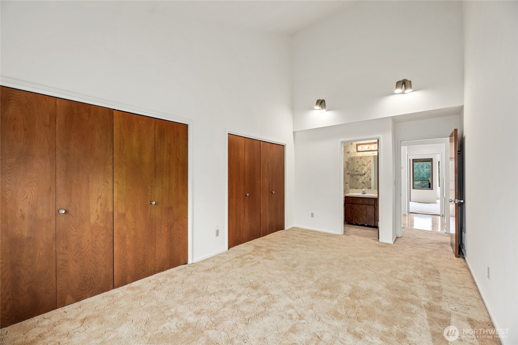 Primary Suite - attached full bathroom with single vanity