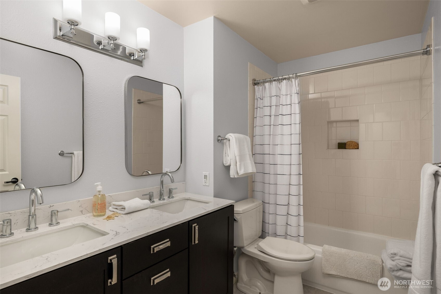 Primary suite with walk in closet