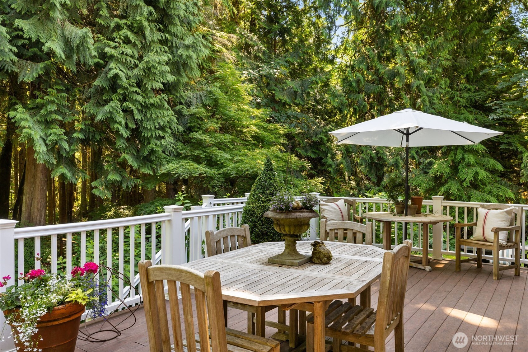 Trex deck to enjoy privacy
