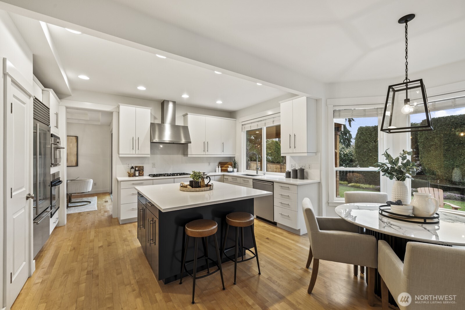 Sit at the island and watch the chef at work, or enjoy leisurely morning brunch in the eating nook. This layout is perfect for hosting, too!