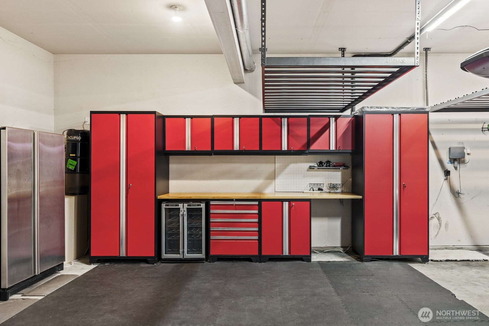 Use this fantastic workspace and storage system for all your hobbies and projects!