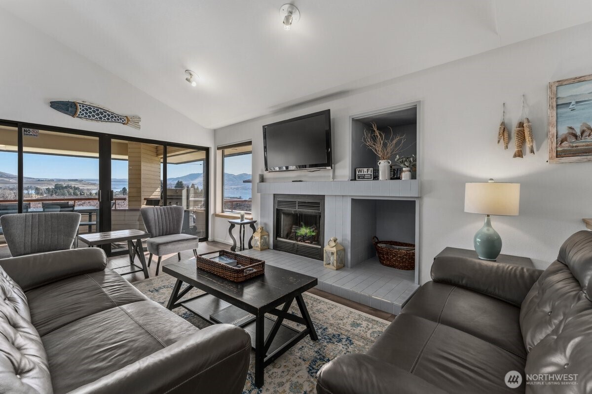 Living Room w/electric fireplace