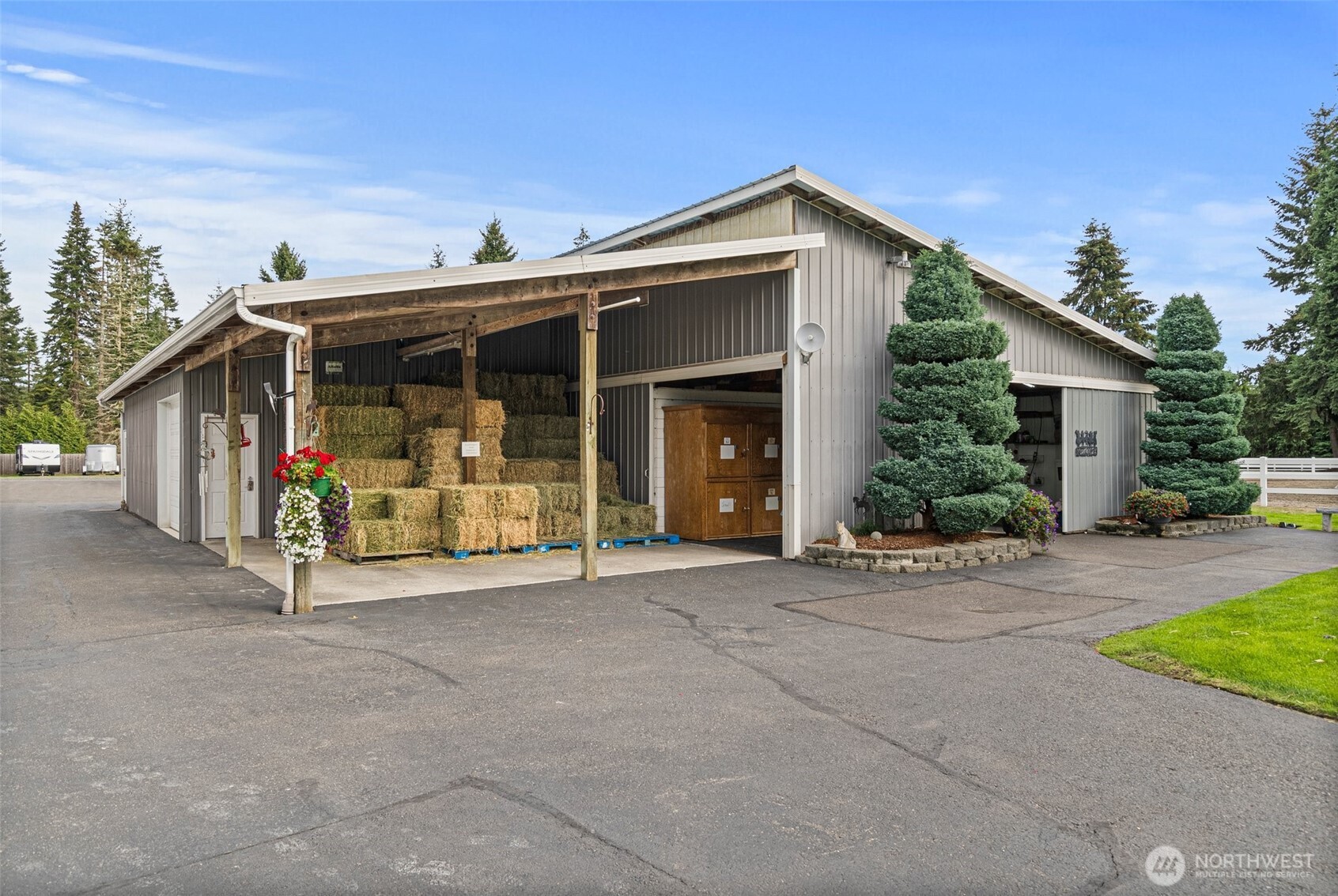 The stable is thoughtfully designed for both functionality and convenience, offering everything you need for seamless horse care. It includes a heated tack room with tack lockers for organized storage, a wash rack for grooming, and dedicated areas for hay and shaving storage.