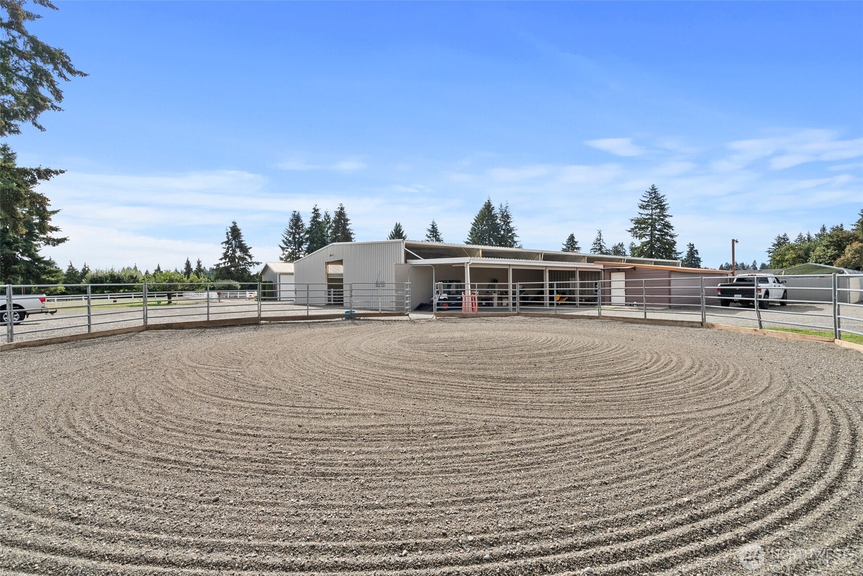 60' round pen, featuring premium sand footing that ensures excellent traction and comfort for horses. Built for year-round use, this pen provides a reliable space for lunging, groundwork, and conditioning in all season.