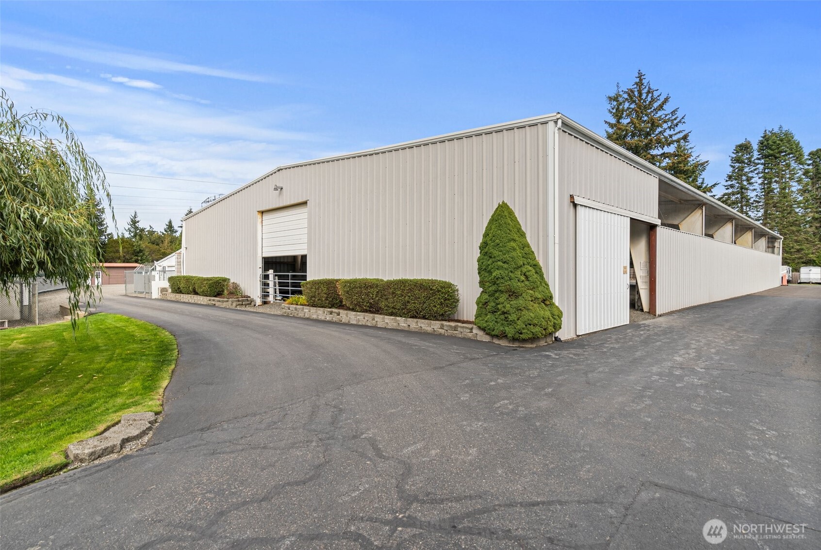 This exceptionally built indoor clear span arena offers unmatched quality and design. Rare to find in Thurston County, this arena provides a spacious, unobstructed riding environment, ideal for equestrian training and events in all weather conditions.