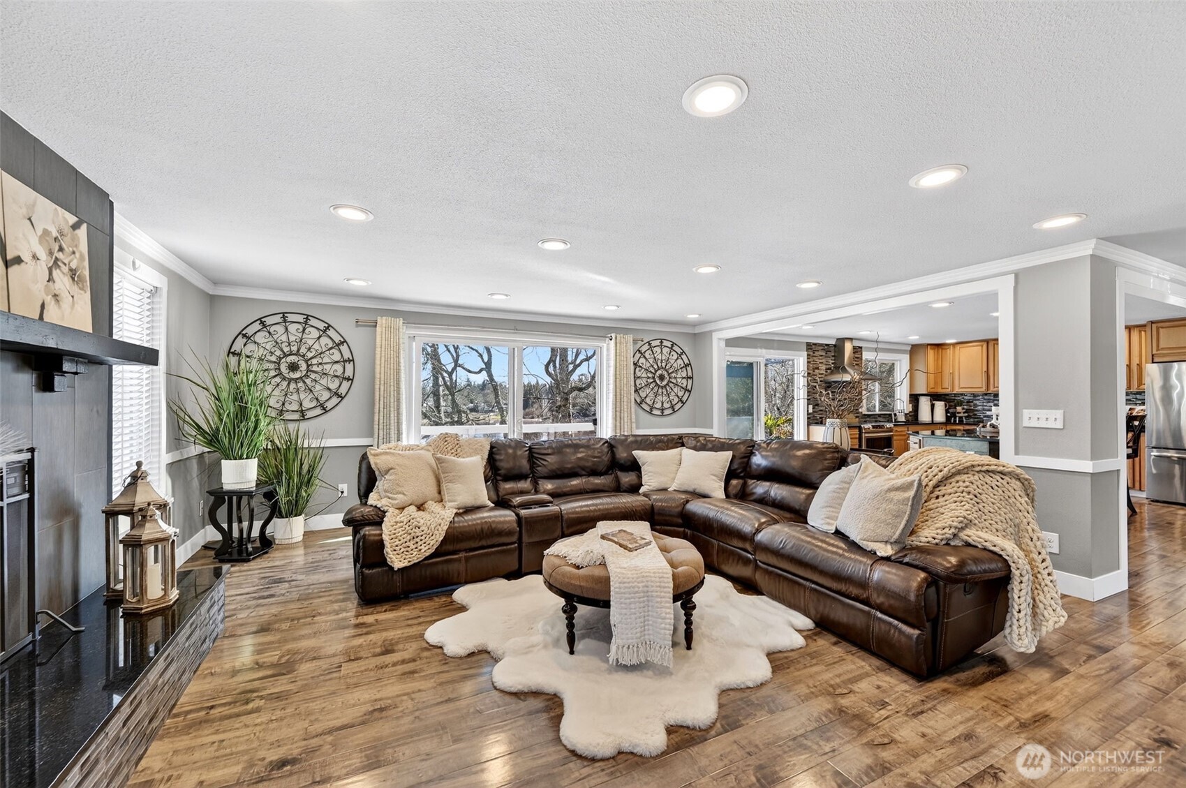 Spacious living room with refined finishers and seamless connection to the heart of the home.