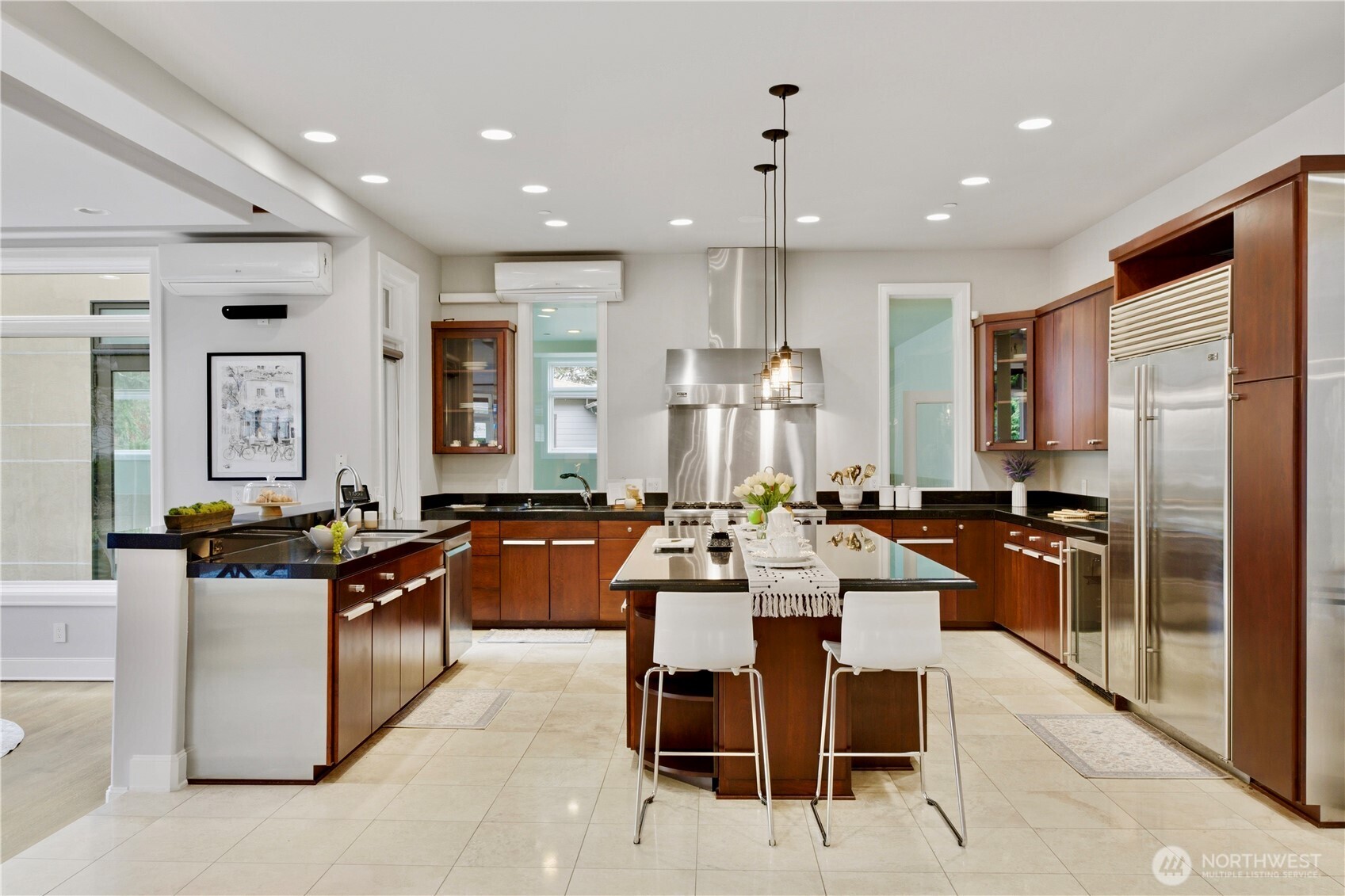 Extra large gourmet Kitchen with an enormous island