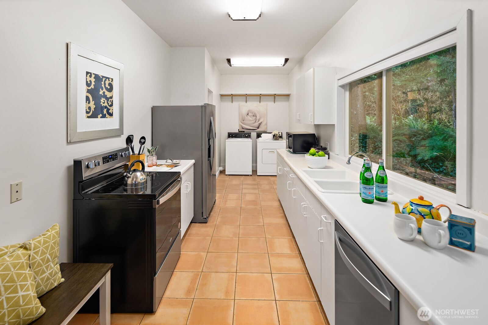 The DADU kitchen is nicely equipped including a full sized washer and dryer.