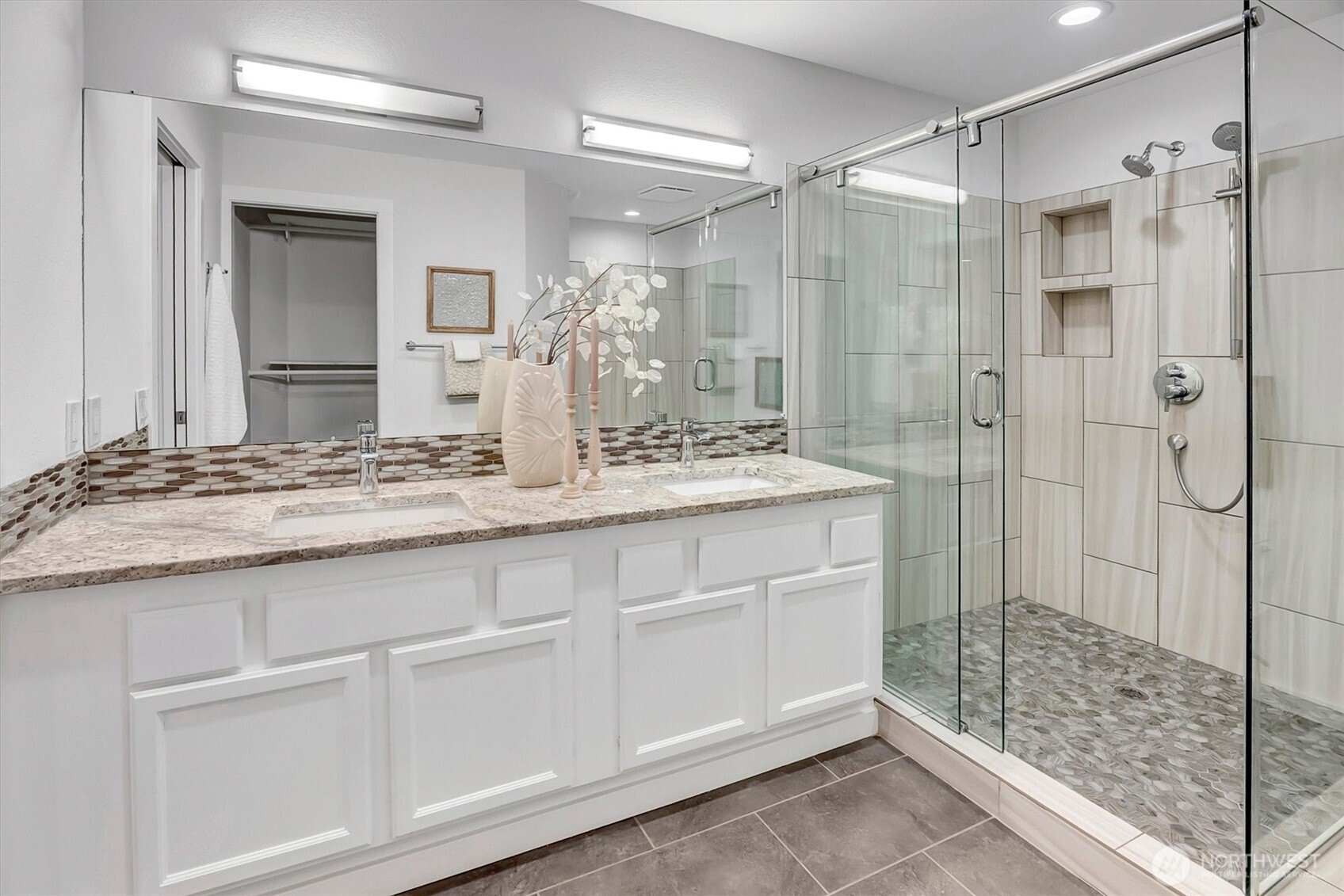 The primary en'suite bathroom is truly special.