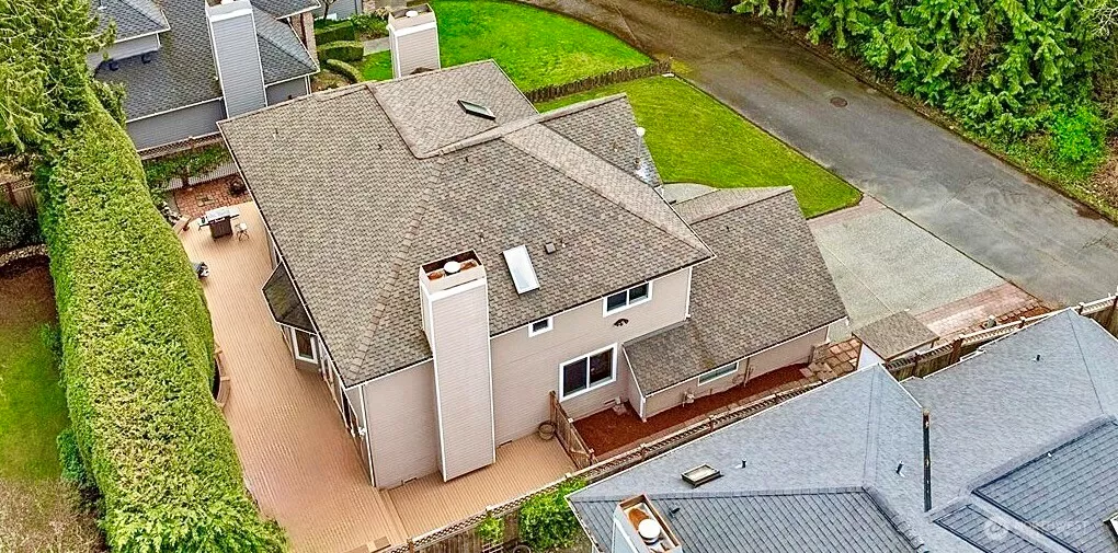 Sammamish home lovingly maintained by the same owners for the last 28 years.