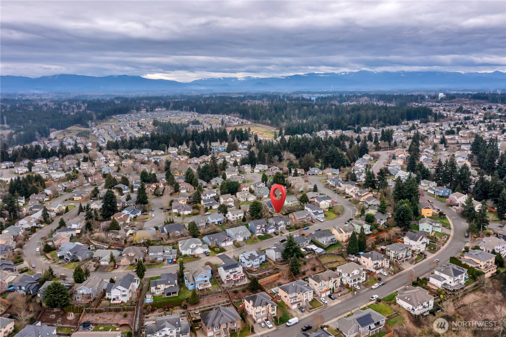 Welcome to Lakeland! Shopping, groceries, restaurants are very close by.