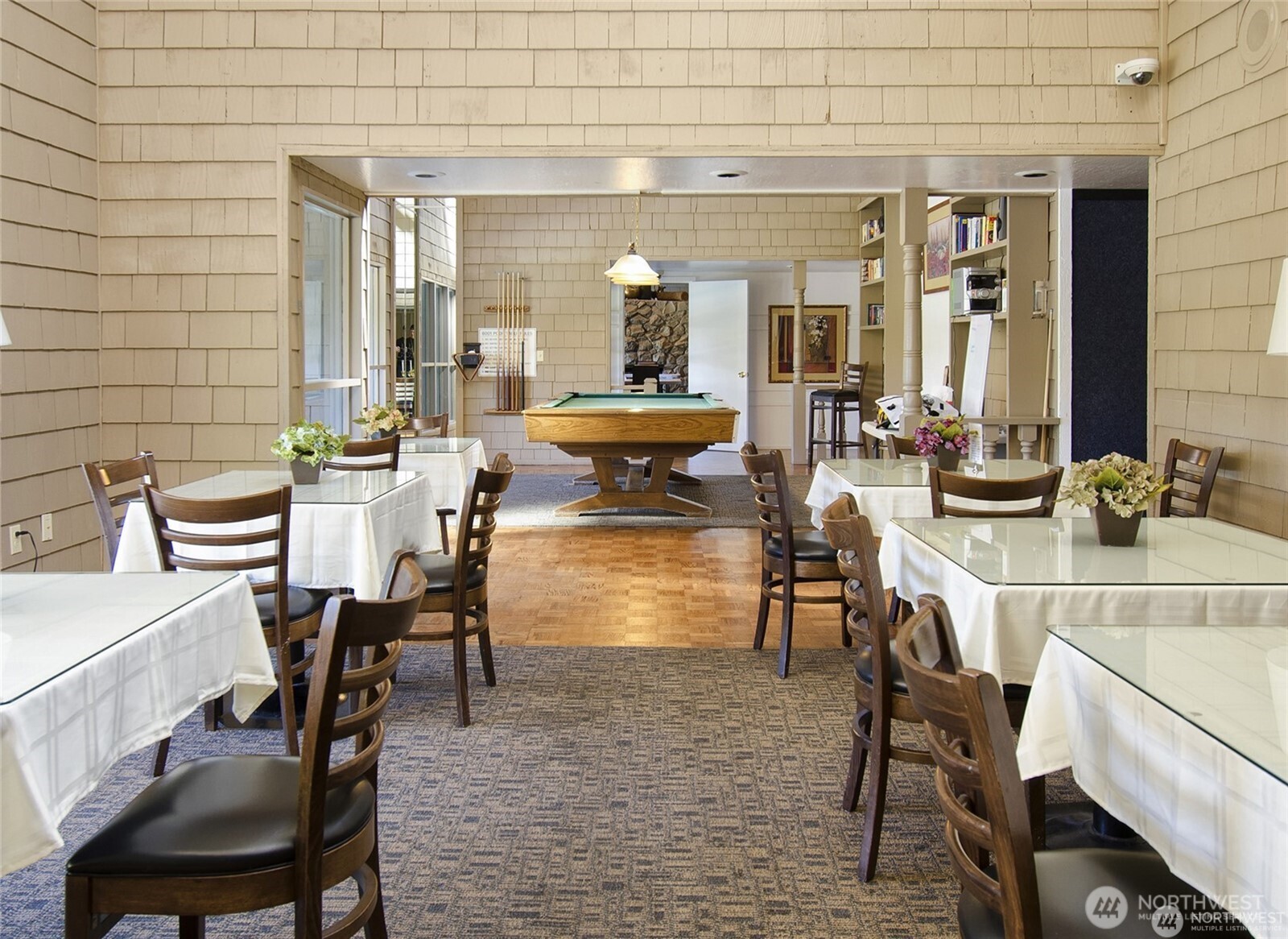 This clubhouse has it all! Pool, table tennis, restaurant, bar, and fun events!