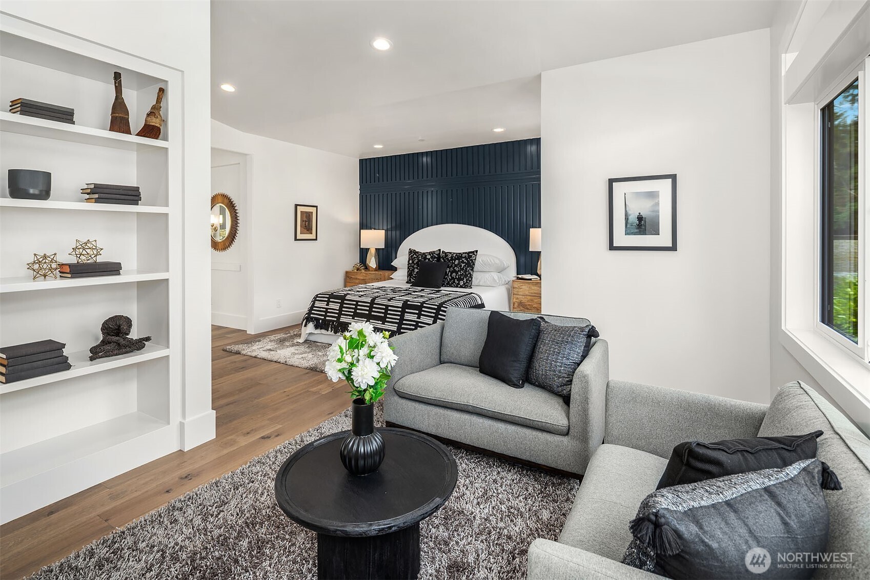 Sitting room w/custom buil-ins