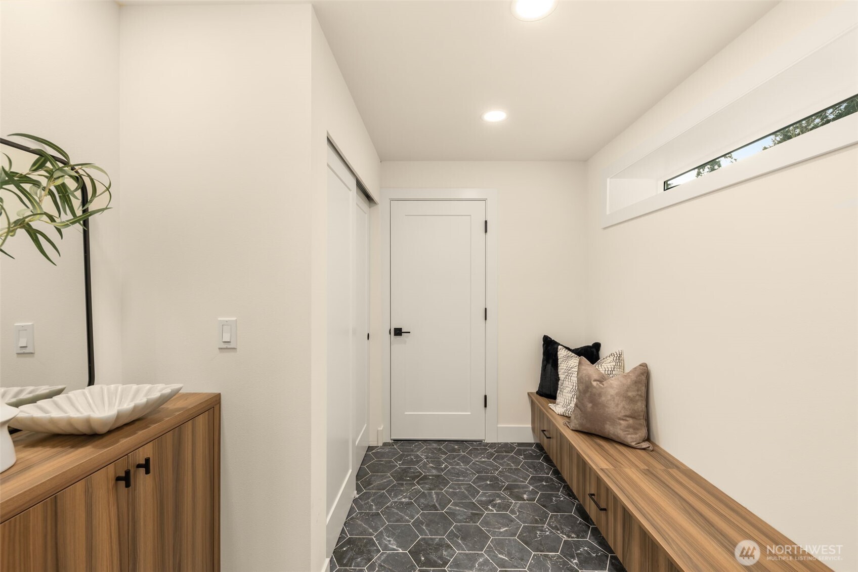 Lower level full bath.