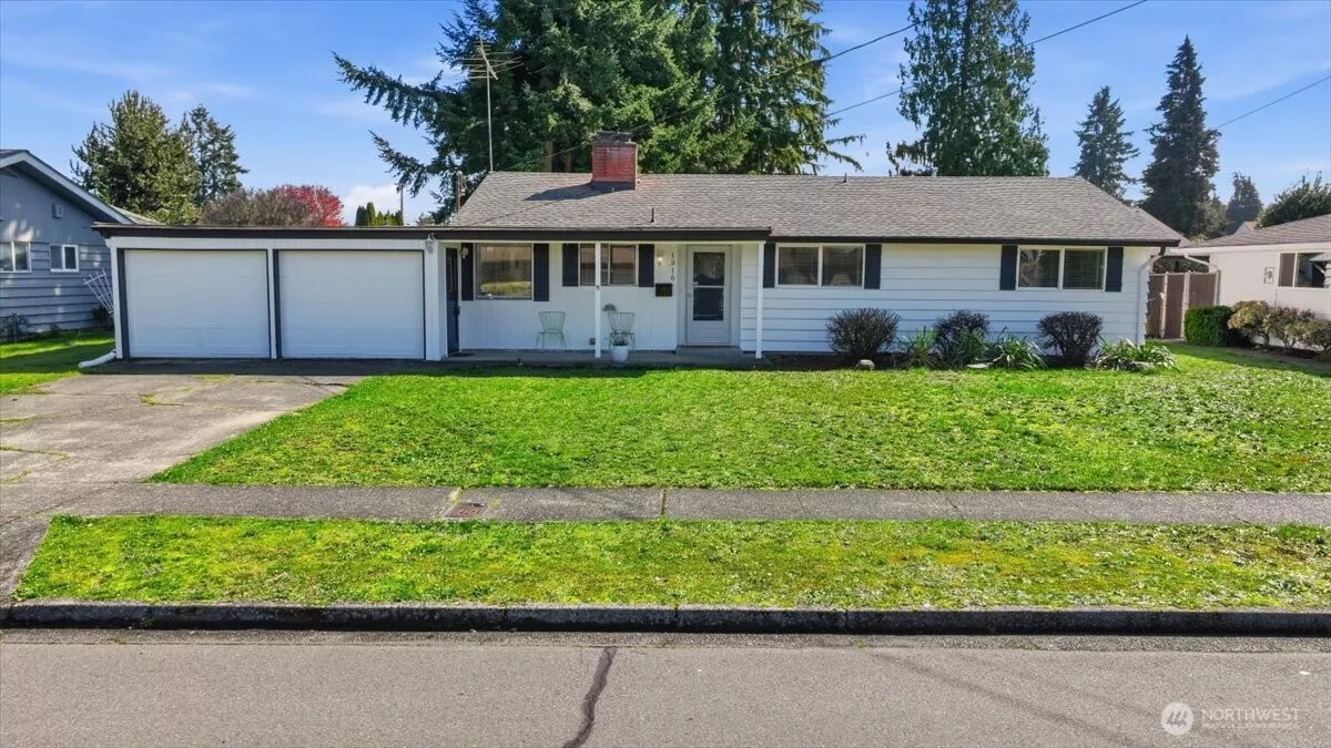 Newer 3 year old roof and brand new exterior paint. Large level lot in a quiet neighborhood walking distance to local schools, parks, shops, restaurants and more.