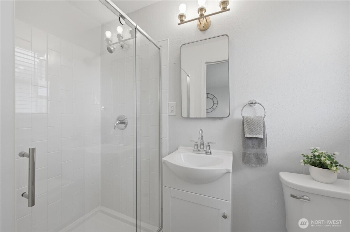 En-suite bath off the primary bedroom.