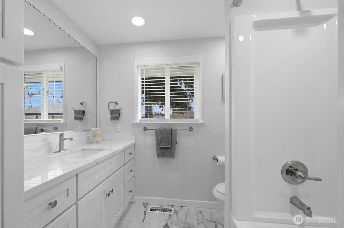 Full hallway bathroom is Pottery Barn perfect.