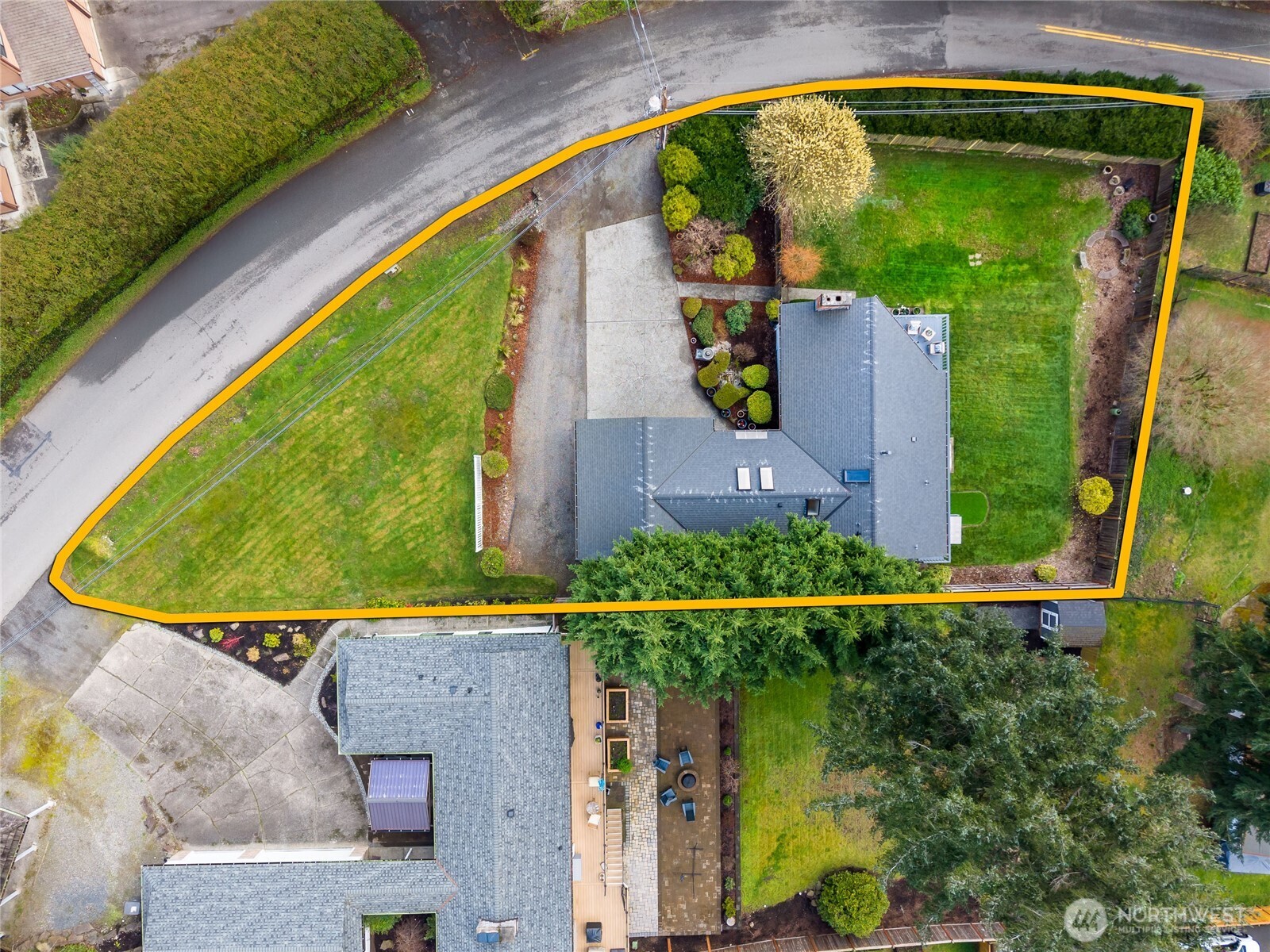 1/2 block from Lake Washington sits this gorgeous oversized bright & sunny lot!