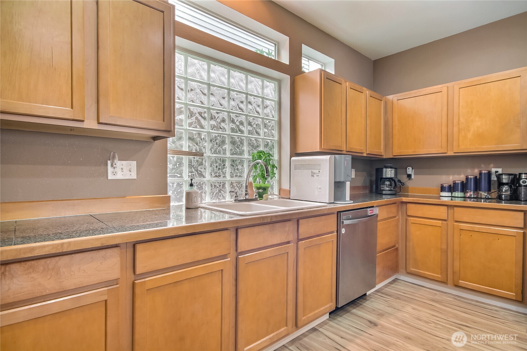 spacious Kitchen countertops