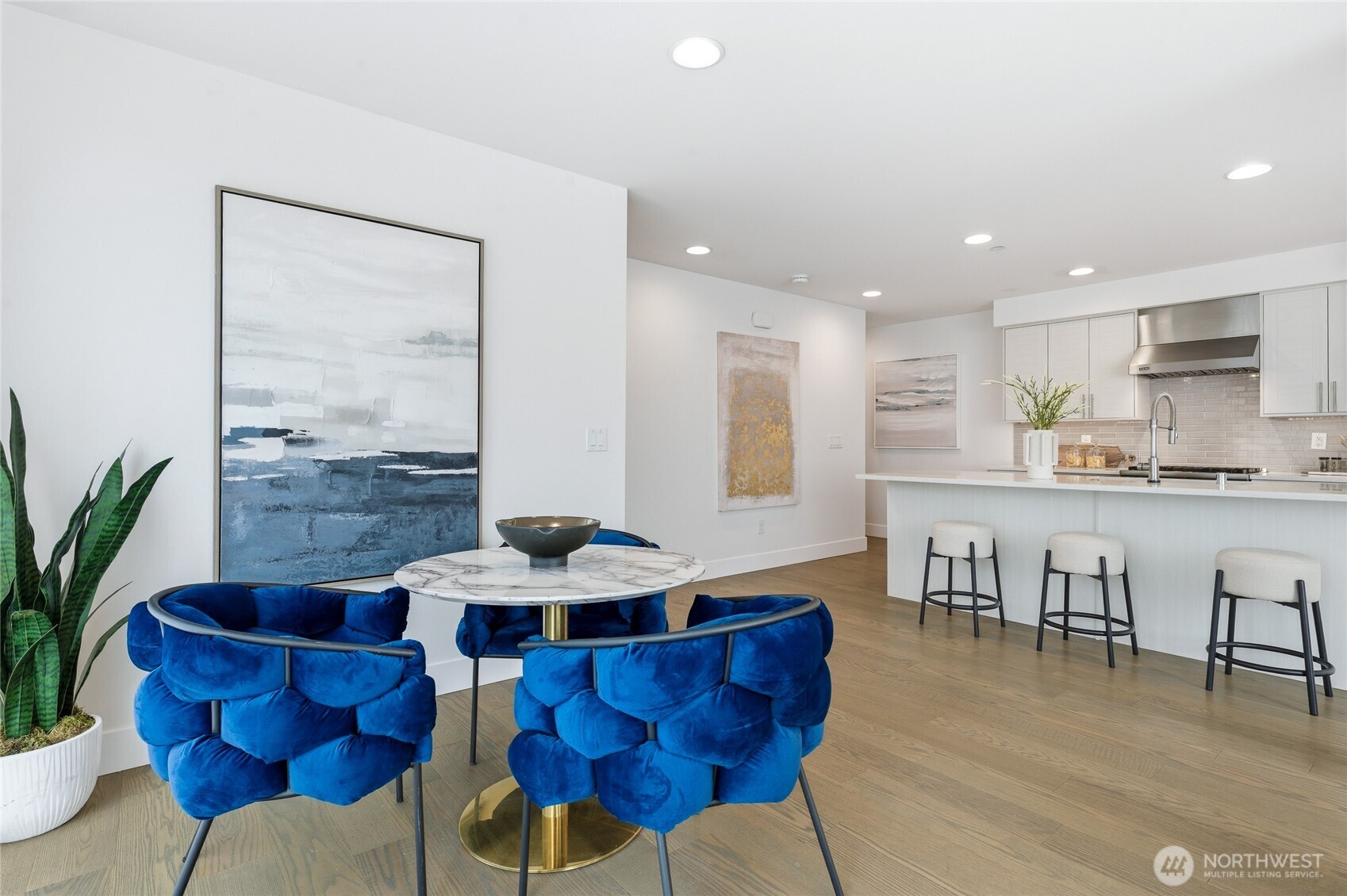 Rare find view townhome offers Breathtaking skylines from both Seattle & downtown Bellevue from the private rooftop deck. Enjoy annual fireworks on 4th of July!