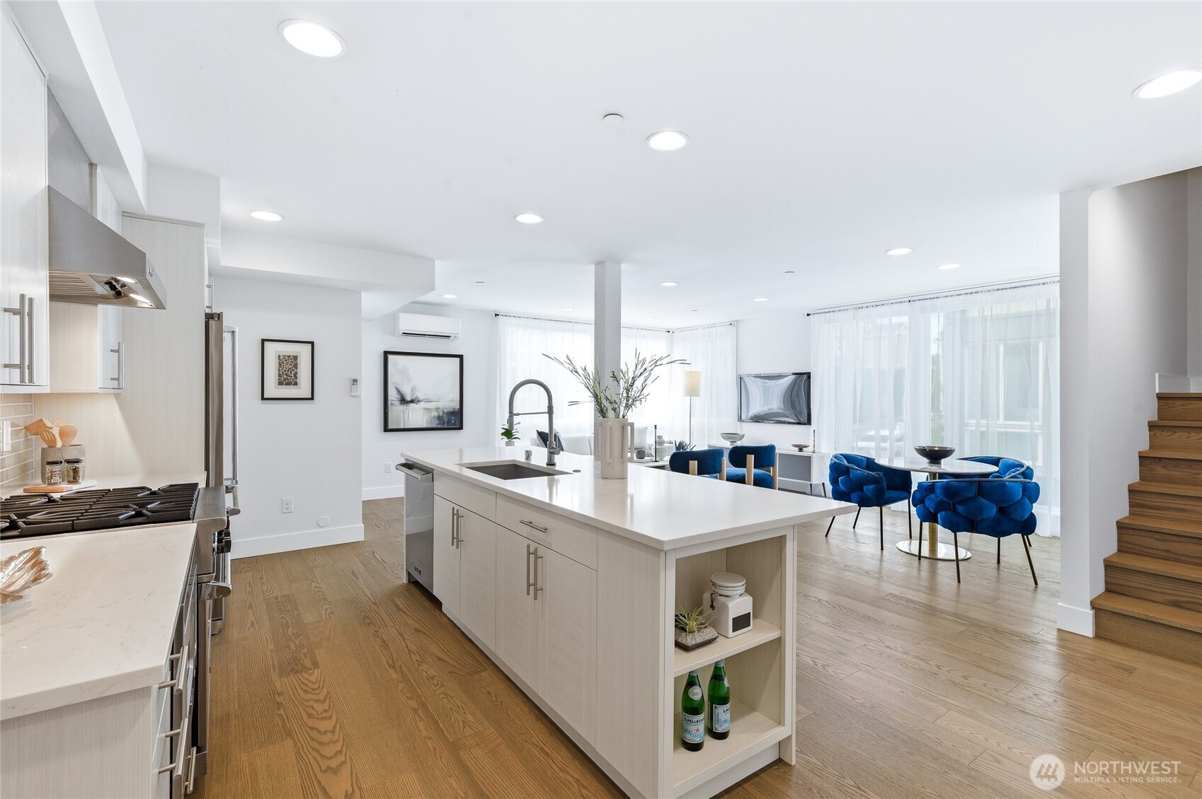 Imagine the meals you can cook up here!  Viking gas range