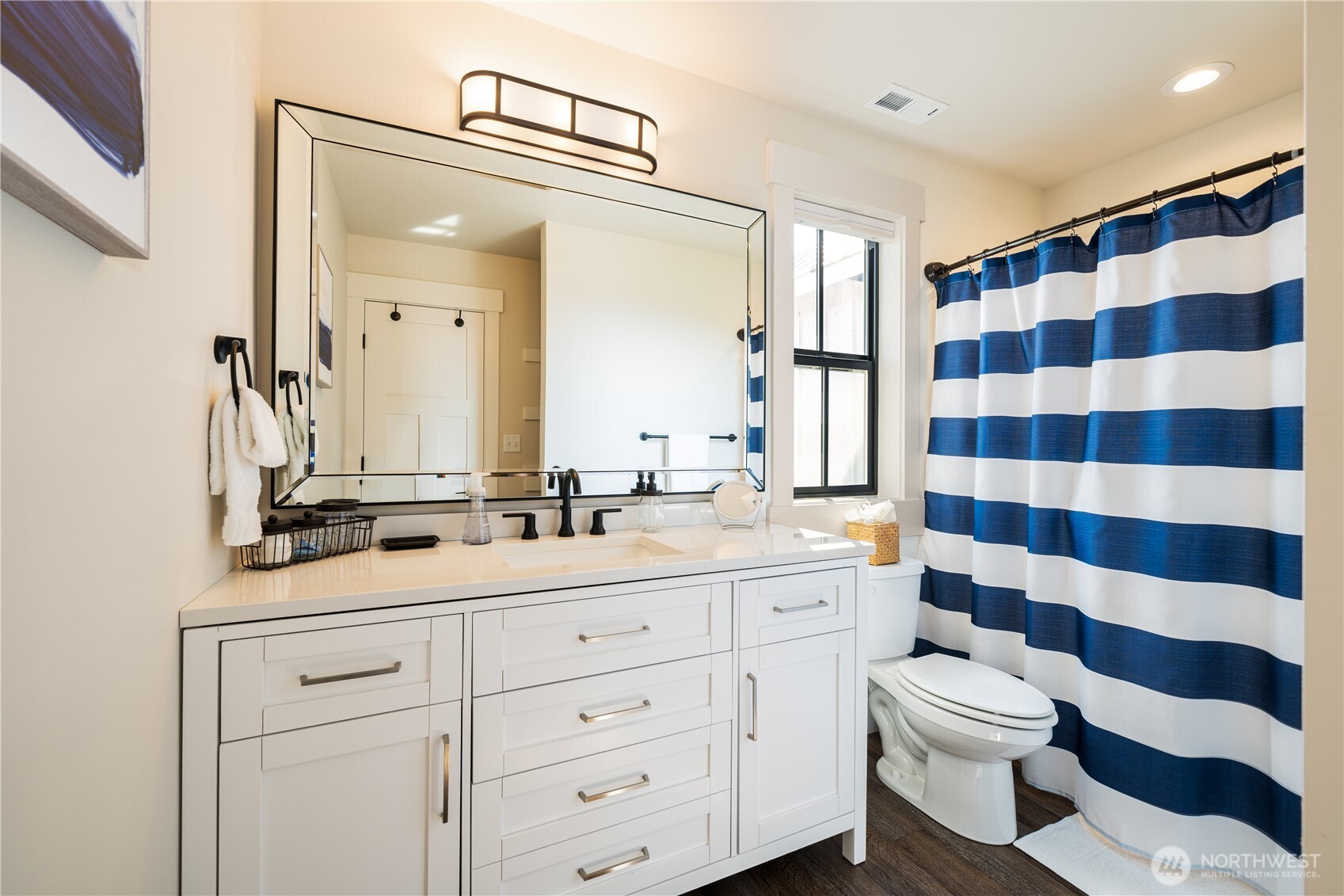 Lower level bedroom 3 en-suite bathroom.