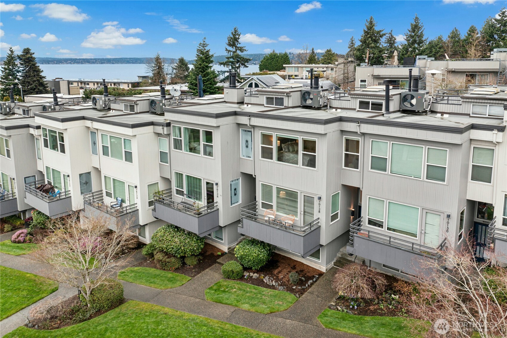 What a great location! Close to downtown Kirkland and Bellevue, the lake, beach, schools, shopping and expressways!