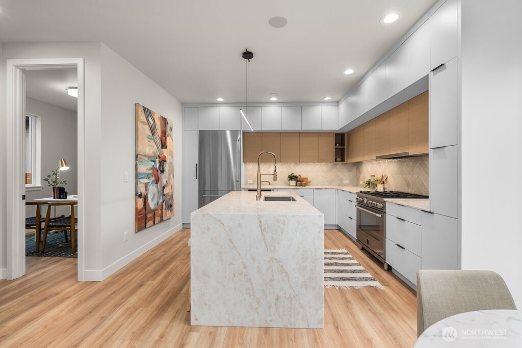 Cook, entertain, or catch up with ease in this warm, tranquil and pleasingly refined space.