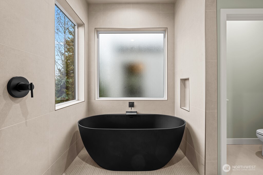 Monochromatic shower for the ultimate zen experienc