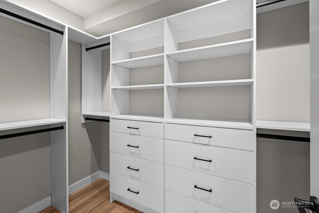 Tub alcove with niche and privacy glass.