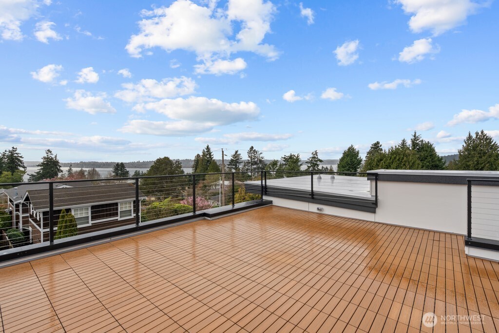 Large roof deck offers fantastic lake views – ideal for lounging, sunset viewing, fireworks shows, and hosting friends.