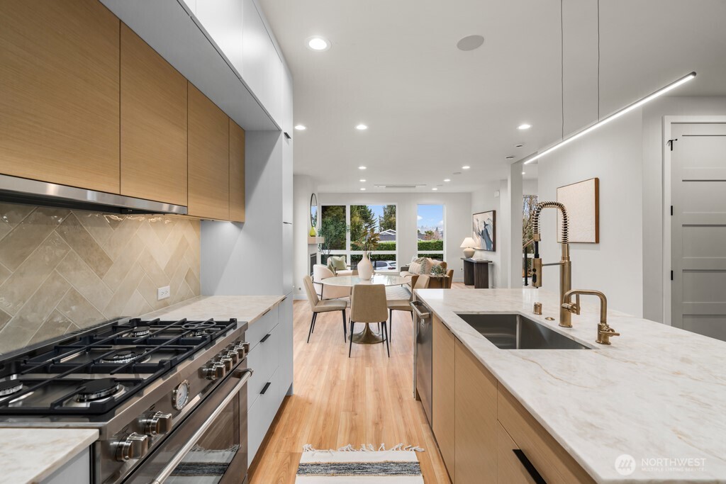 Roomy island with Kohler’s brushed brass fixtures –  a beautiful, understated effect. Dedicated filter faucet with Kohler Aquifer filtration.