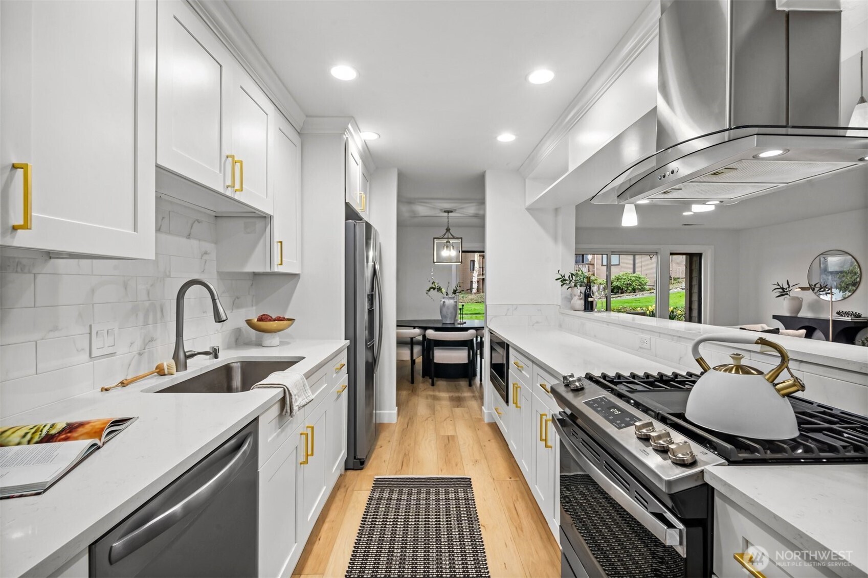A chef’s delight, this stunning modern kitchen brings the joy of cooking and entertaining to life.
