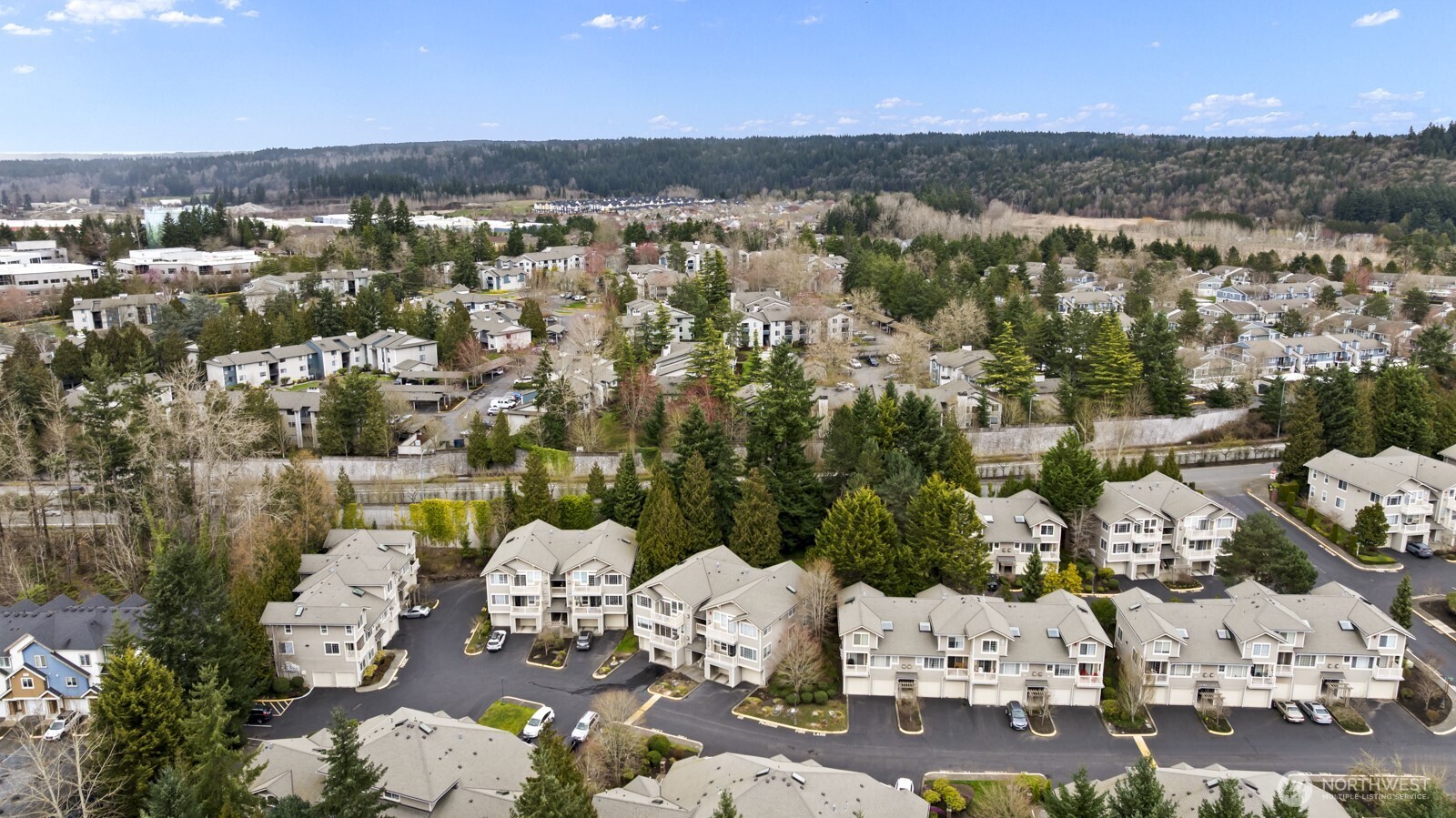 Microsoft, Redmond Town Center, grocery stores, cafes & all the modern conveniences are within easy reach.