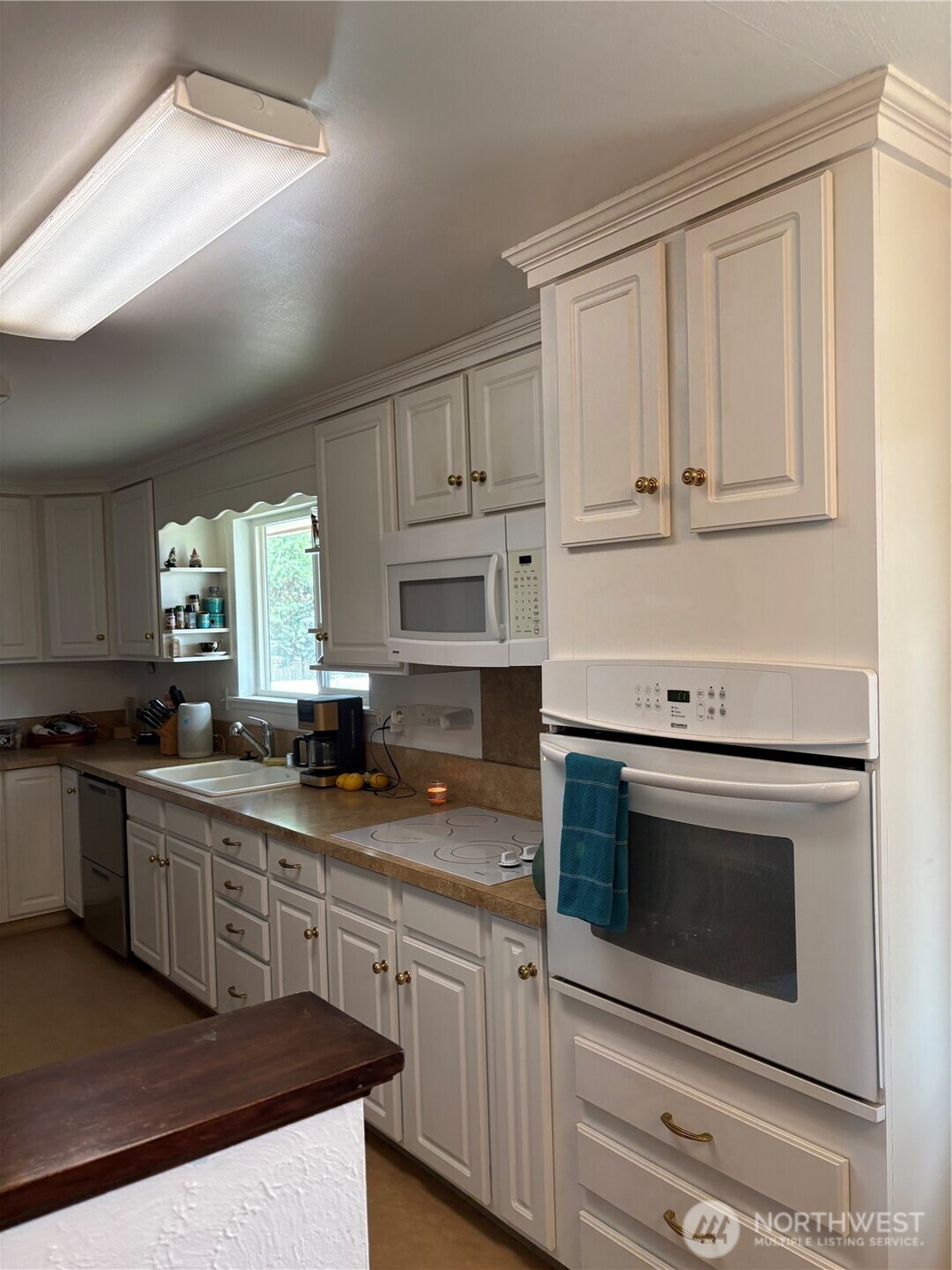 Kitchen updated 1994 tons of storage