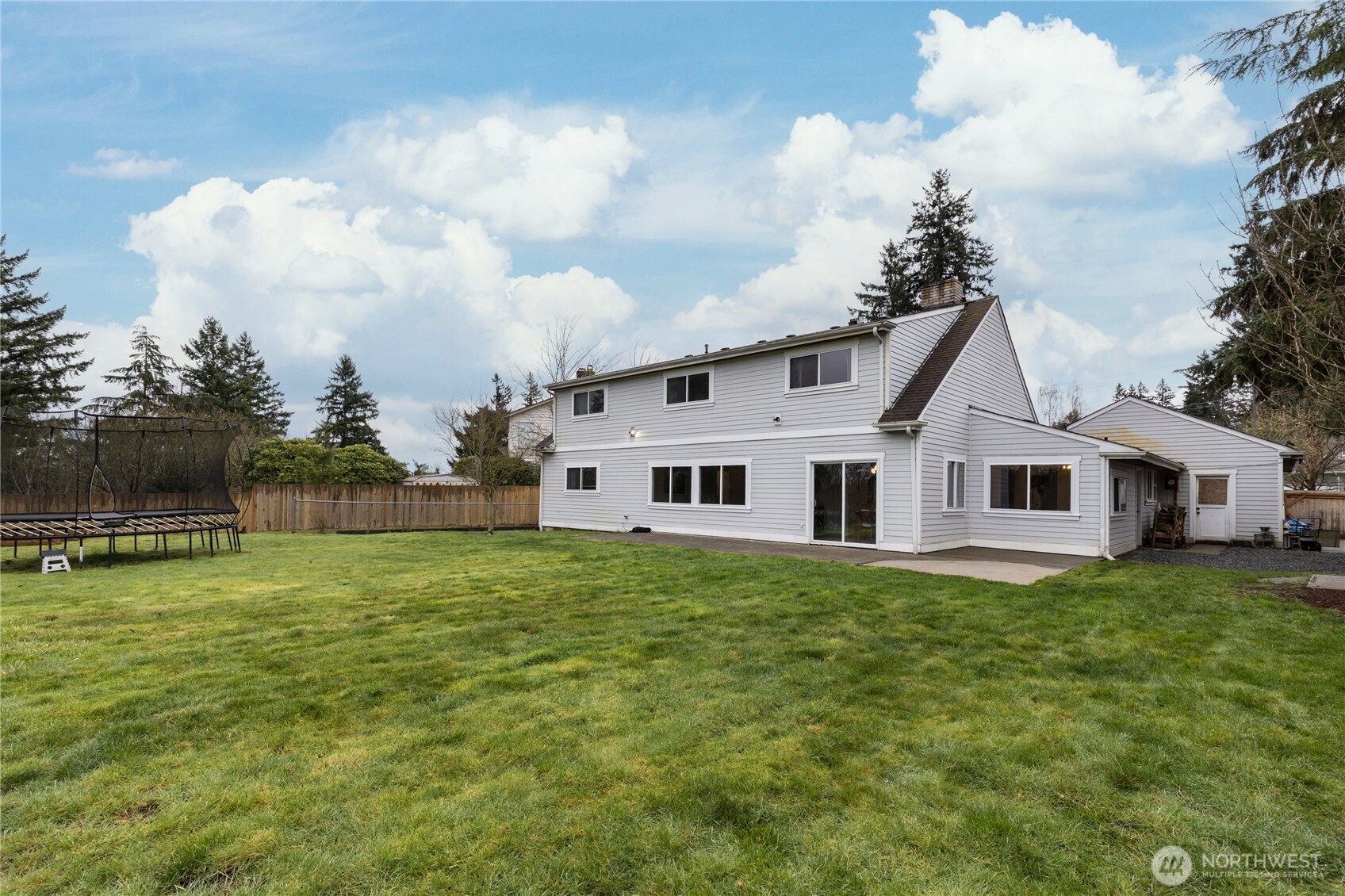Expansive lawn with plenty of place to play or relax