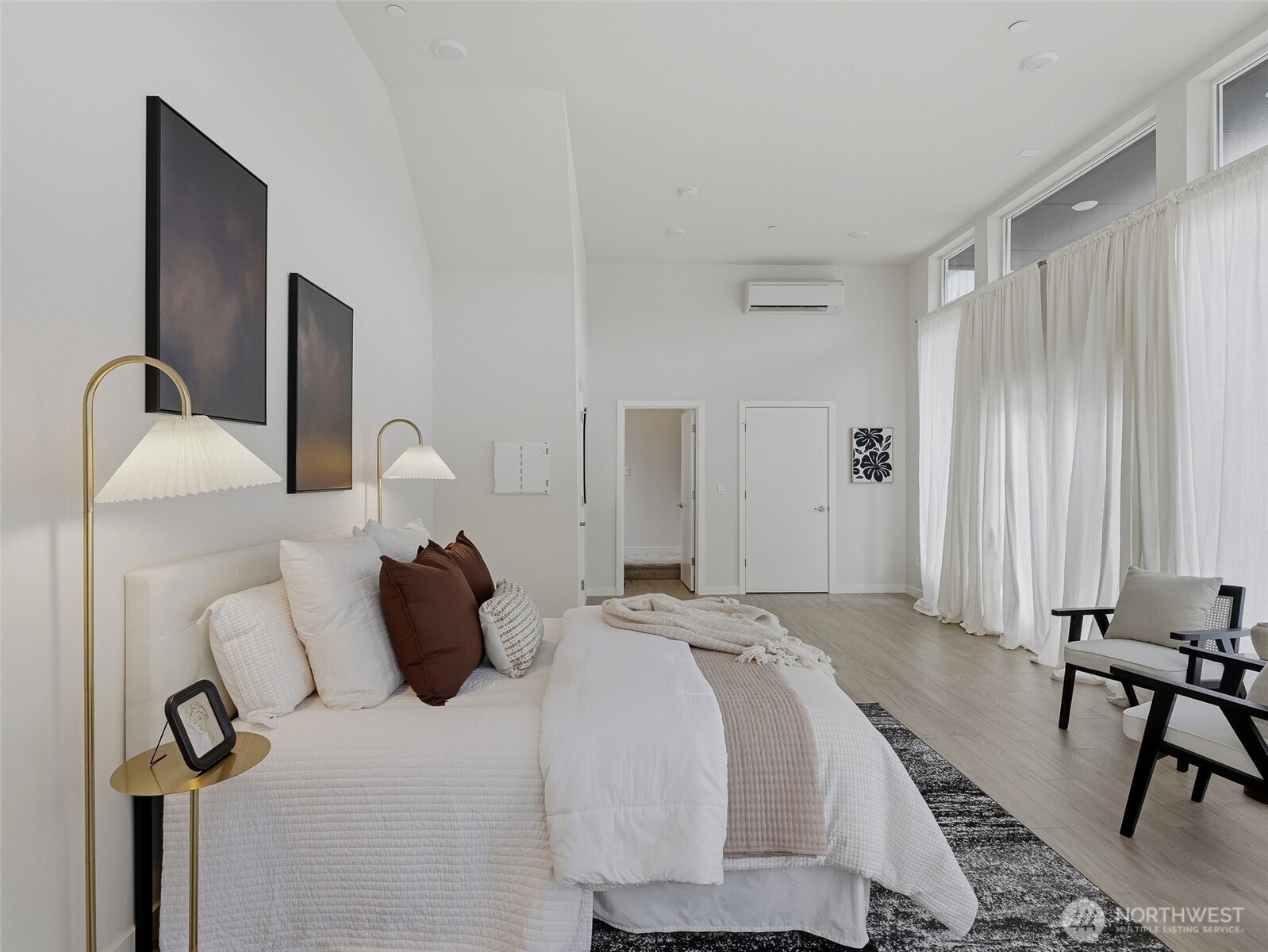 Looking for a great guest space? The live/work space's exterior entrance allows guests to come and go privately