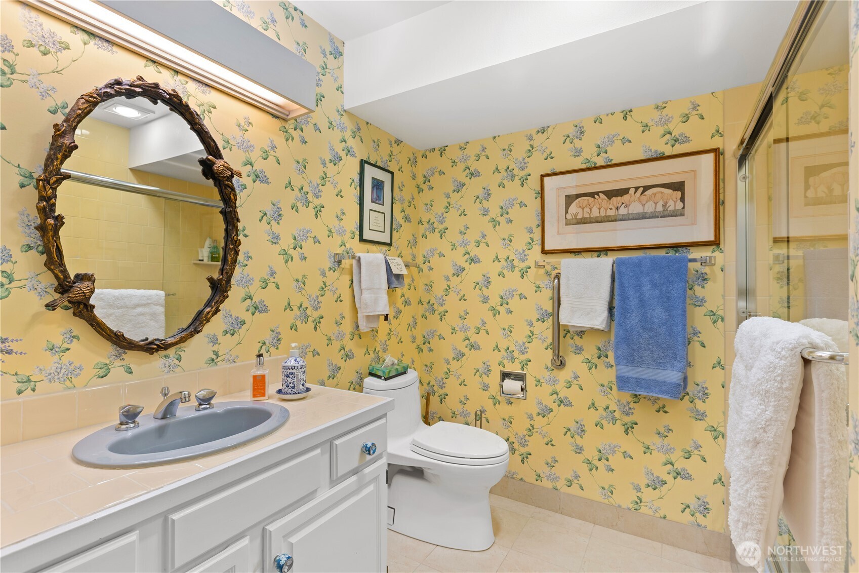 Guest full bath adjacent to the guest bedroom.