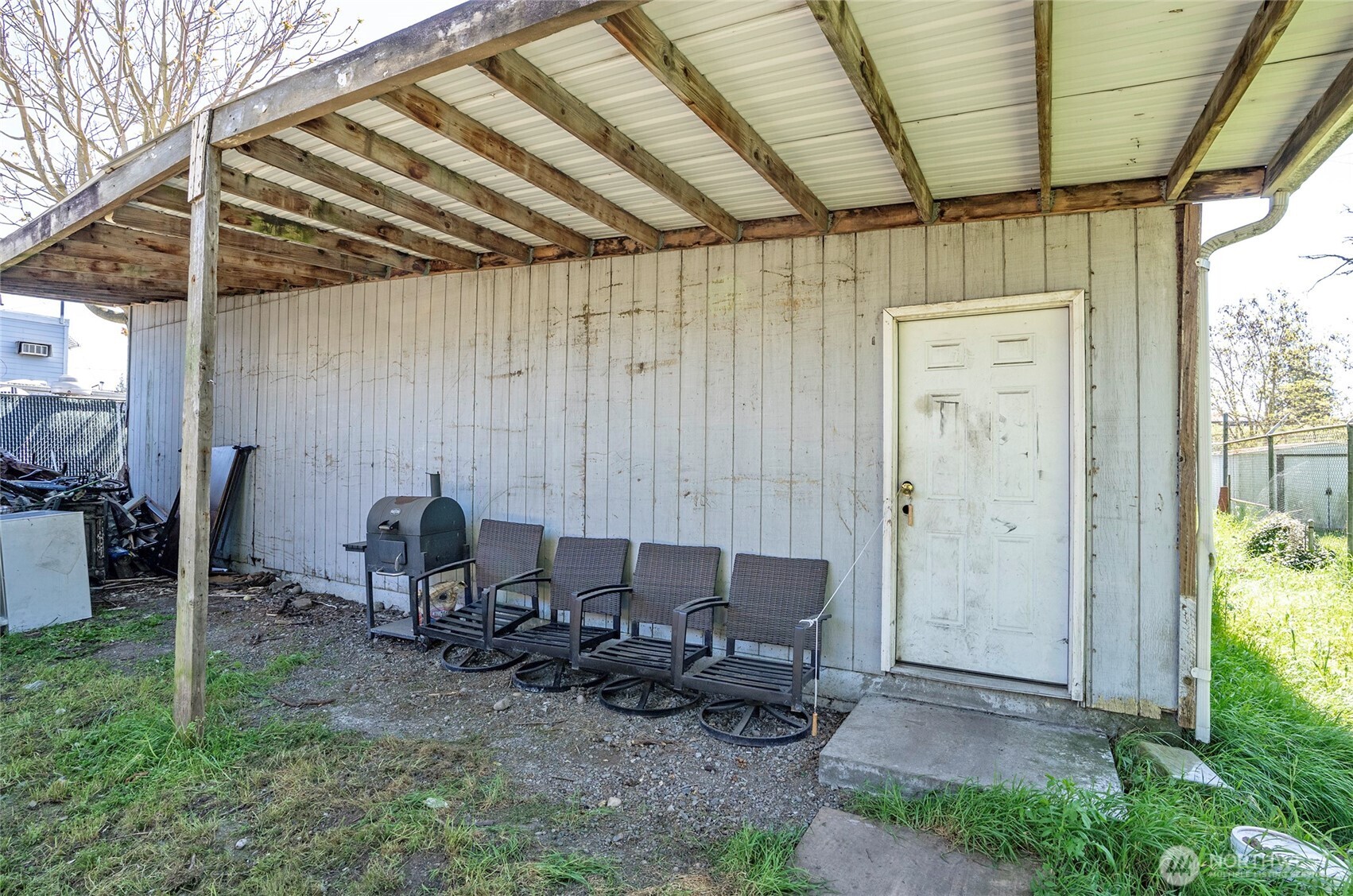 Detached shop with convenient access from the backyard.
