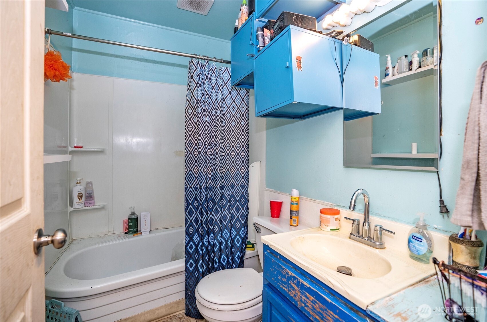 Full main bathroom.