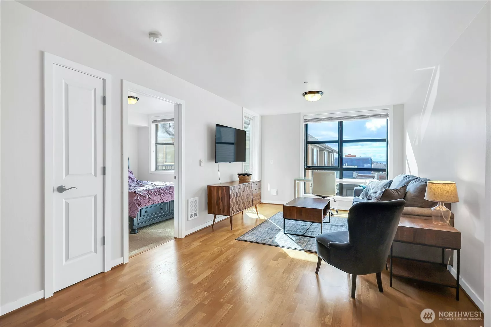 Exceptional End-unit, light and bright, gleaming hardwoods, lives large.