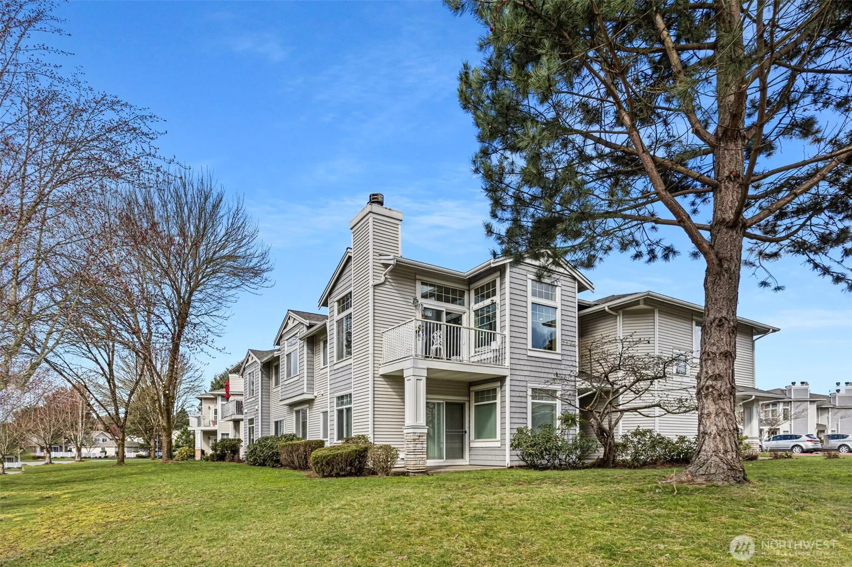 Upper unit faces south to give spectacular sunset views of Mt. Rainier over the lake!