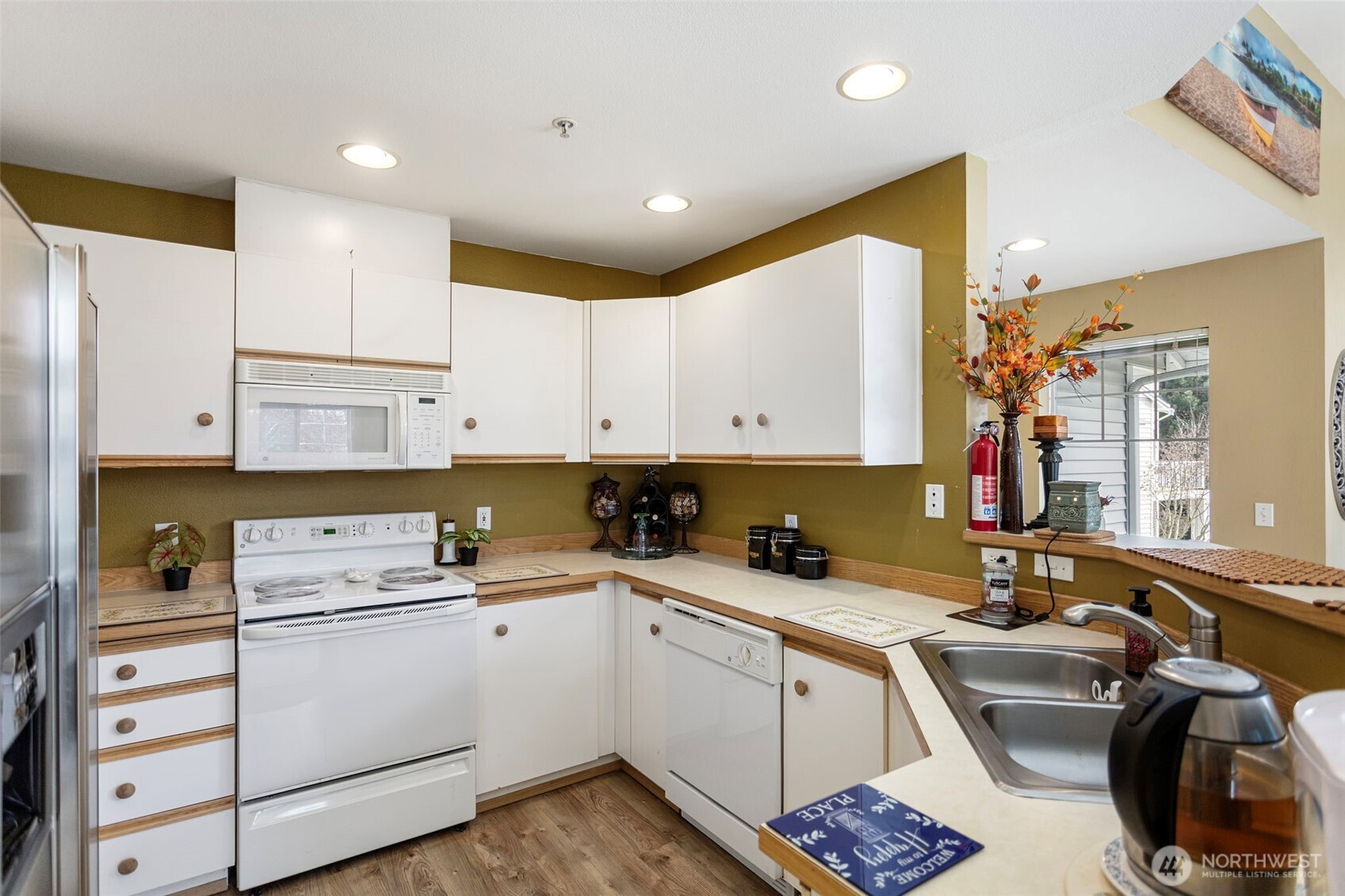 So much room for all your appliances or wine bottles