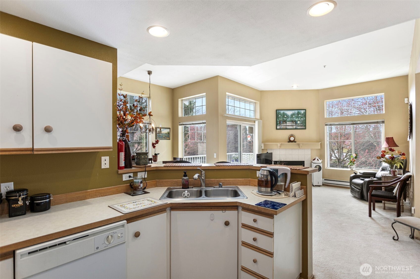 The open concept allows you to keep an eye on what is happening around you.