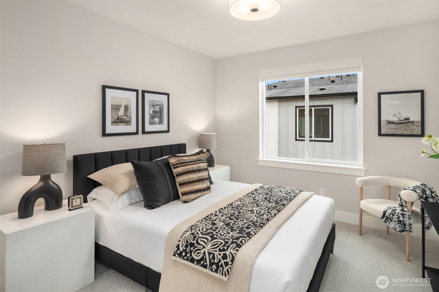 Comfortable secondary bedroom ideal for guests, family, or a home office.