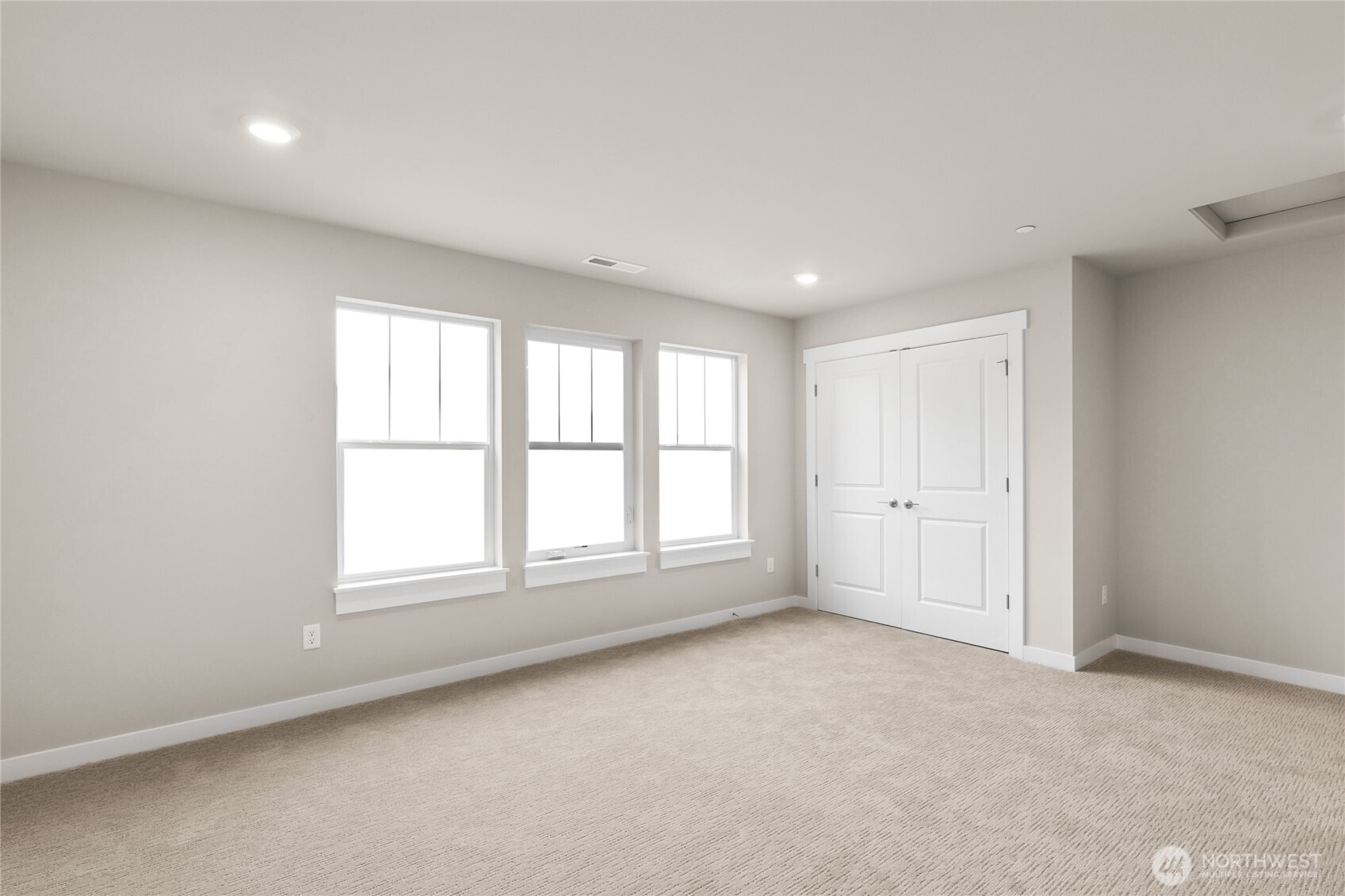 Bonus room or spacious 6th bedroom!